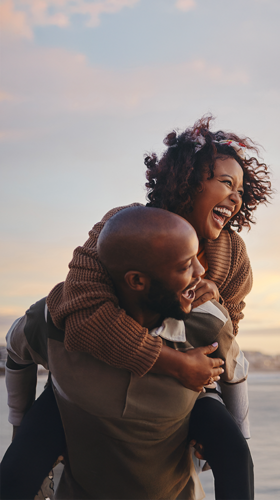 Thérapeute de couple Brossard | Retrouver intimité connexion émotionnelle Couple joyeux complice ayant retrouvé connexion émotionnelle grâce au coaching de couple à Brossard Rive-Sud