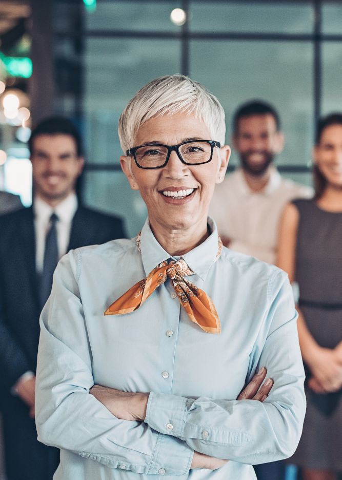Coach d'affaires à Brossard | Leadership relationnel développement compétences Coach d'affaires à Brossard - gestionnaire confiante avec son équipe développant compétences leadership relationnel
