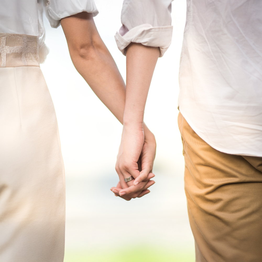 Coaching conjugal Brossard | Communication couple approche PNL CNV Couple se tenant main avec tendresse après thérapie conjugale - communication rétablie approche PNL CNV Brossard